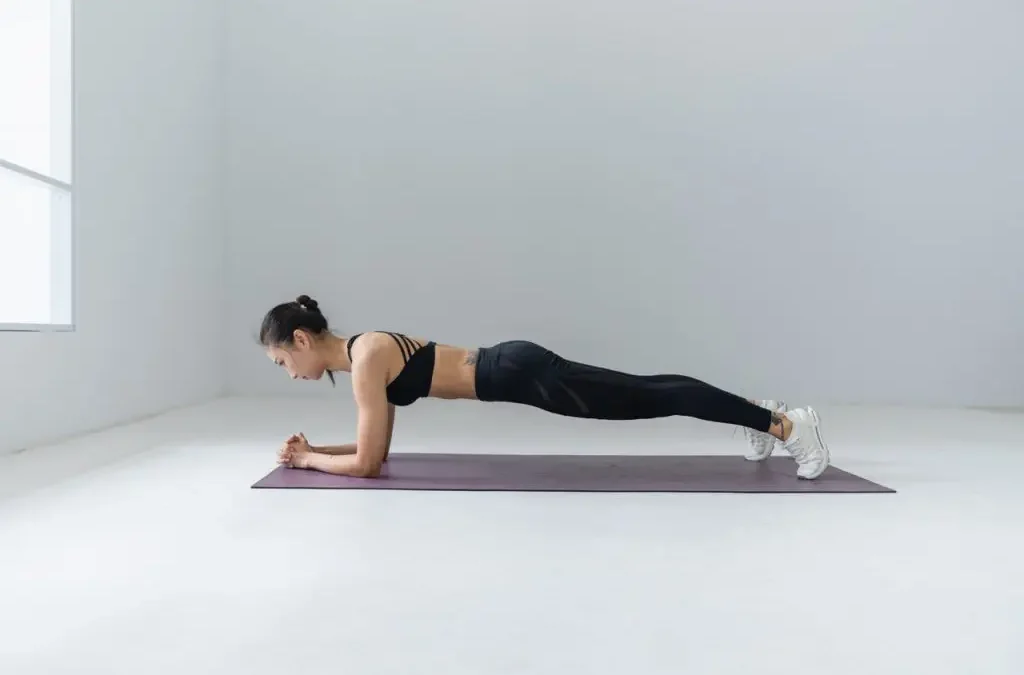 Top 10 exerciții cu greutatea corporală pe care le poți face acasă